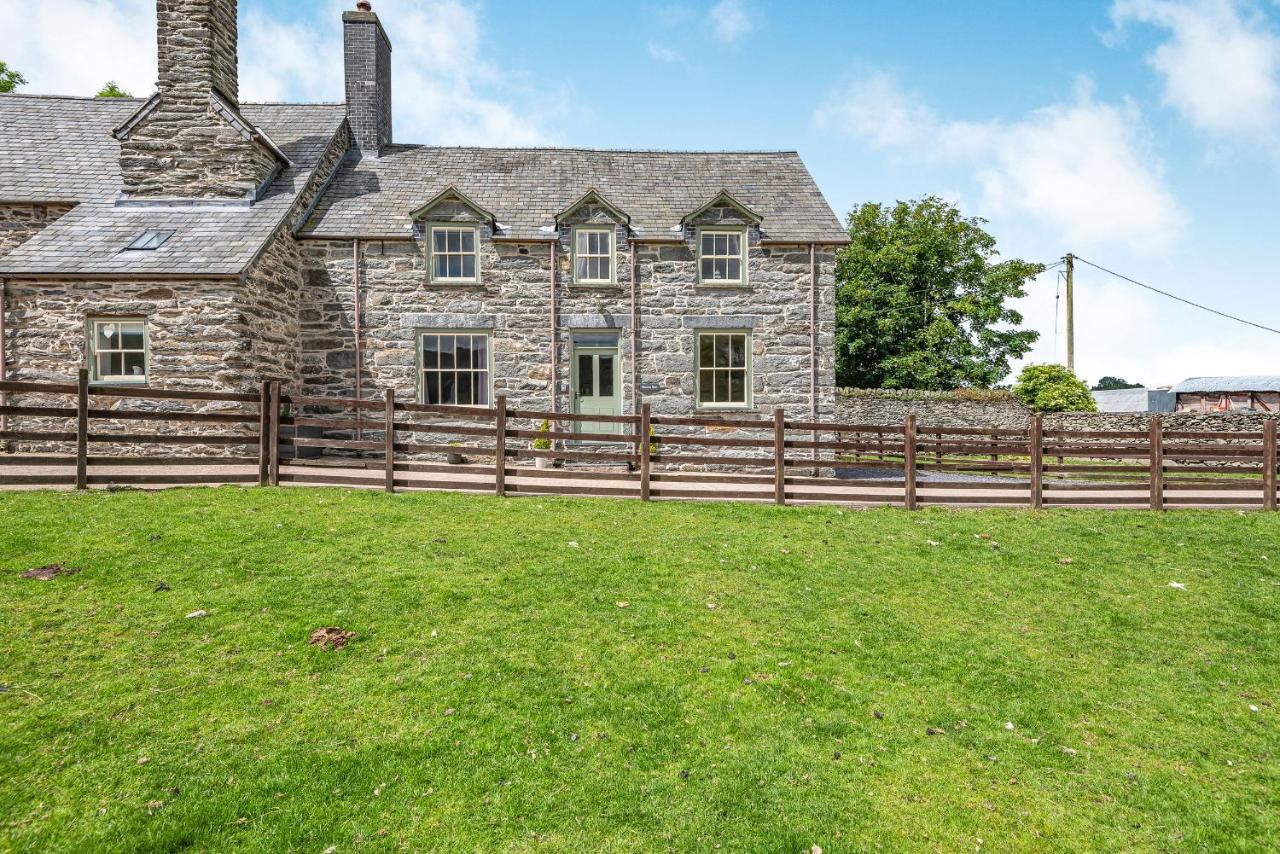 Waedog Bach Vila Llanfor Exterior foto