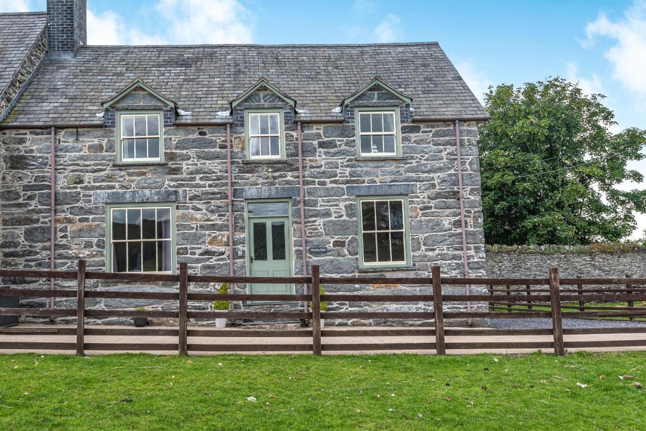 Waedog Bach Vila Llanfor Exterior foto